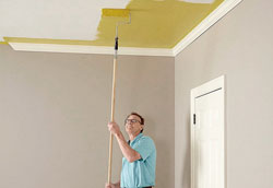 Как покрасить старый потолок?